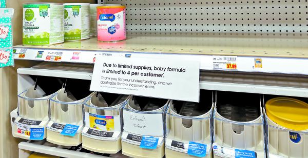 Los estantes, normalmente repletos, están vacíos, salvo por un aviso que advierte la compra máxima de latas. Shutterstock