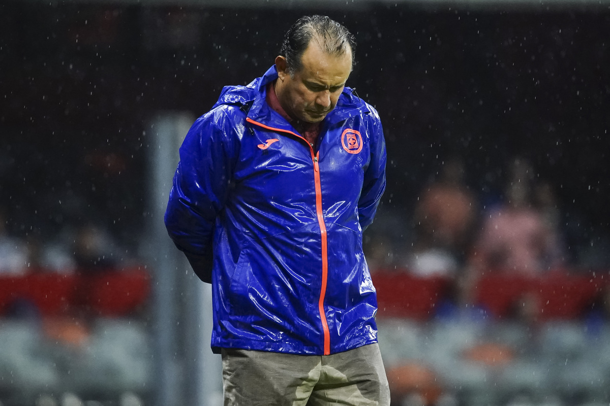Juan Reynoso deja de ser DT de Cruz Azul; se va el autor de la novena (Imago7)