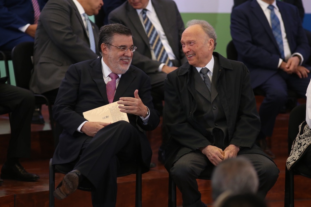 Julio Scherer Ibarra platica con Alejandro Gertz Manero, titular de la FGR. (Octavio Hoyos)