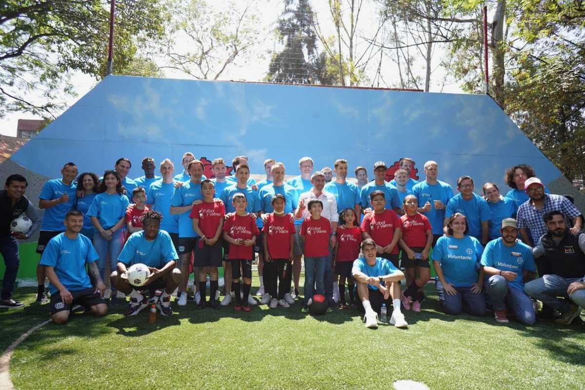 Mauricio Tabe con el equipo profesional Bayer Leverkusen (Especial)