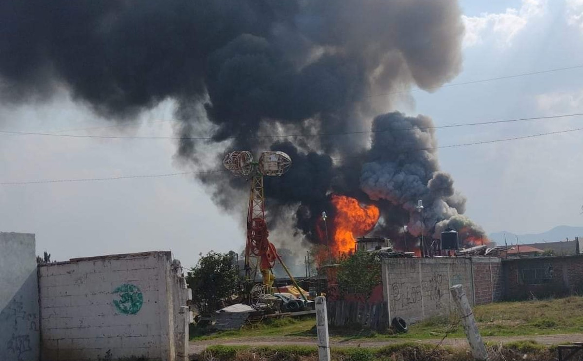 Bomberos ya se ubican en el sitio.