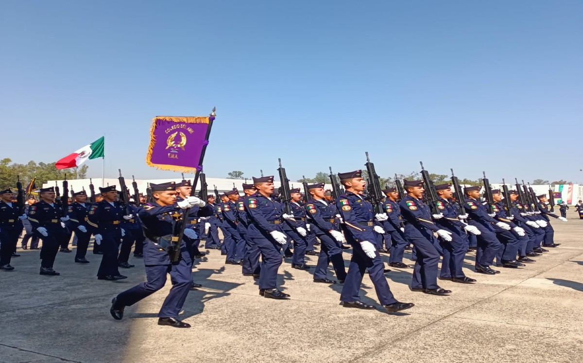 Cadetes reciben distintivo Media Ala.