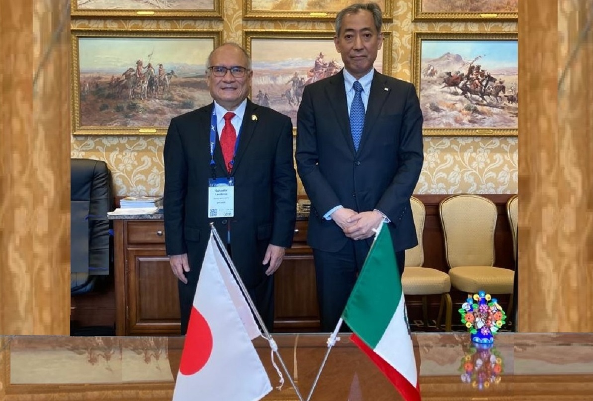 El director general de la AEM, Salvador Landeros , y el presidente de la JAXA, Hiroshi Yamakawa. (Foto: Especial)