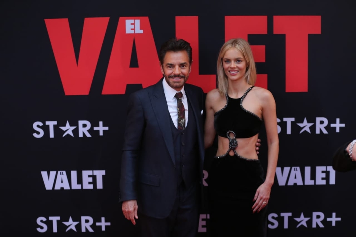 Eugenio Derbez junto a Samara Weaving