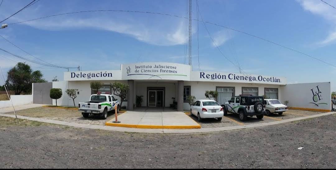 Familiares de accidentados en Tuxcueca acuden a declarar y a recoger los cuerpos en el SEMEFO de Ocotlán (Juan Carlos Munguía)