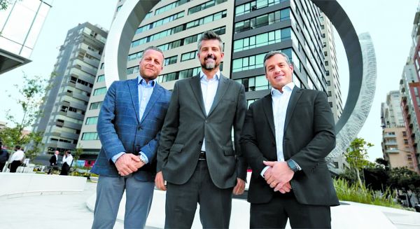 Jonathan Pearce, Jorge Margain y Adriano Mantesso, directivos de Ivanhoé Cambridge. JESÚS QUINTANAR