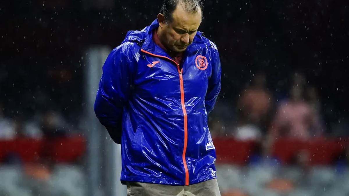 Juan Reynoso deja de ser DT de Cruz Azul; se va el autor de la novena