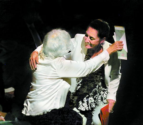 La mandataria felicitó a Poniatowska por sus 90 años. J. RÍOS