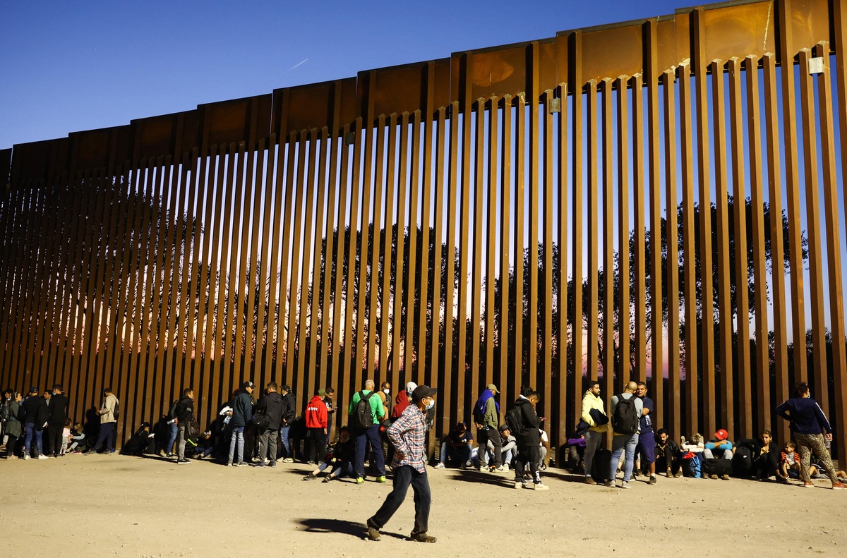 Migrantes en la frontera entre Estados Unidos y México. (AFP)