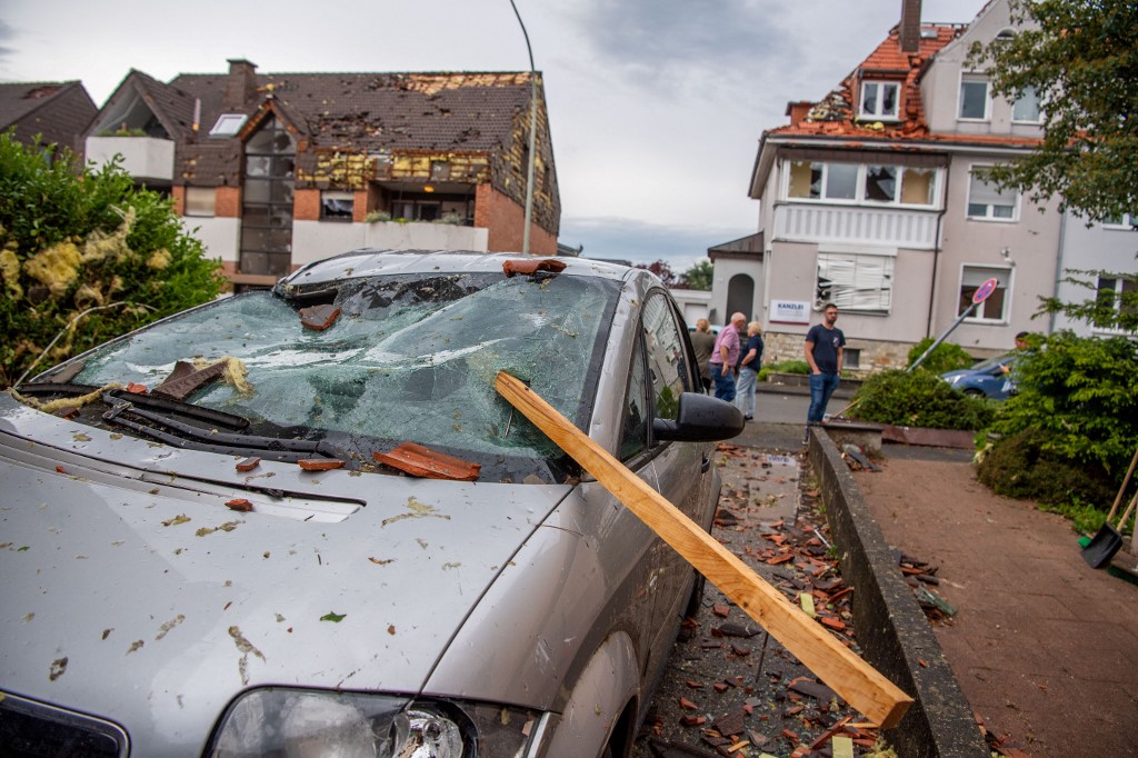 El tornado en Alemania dejó arboles caídos y destrozos en la región. | AFP