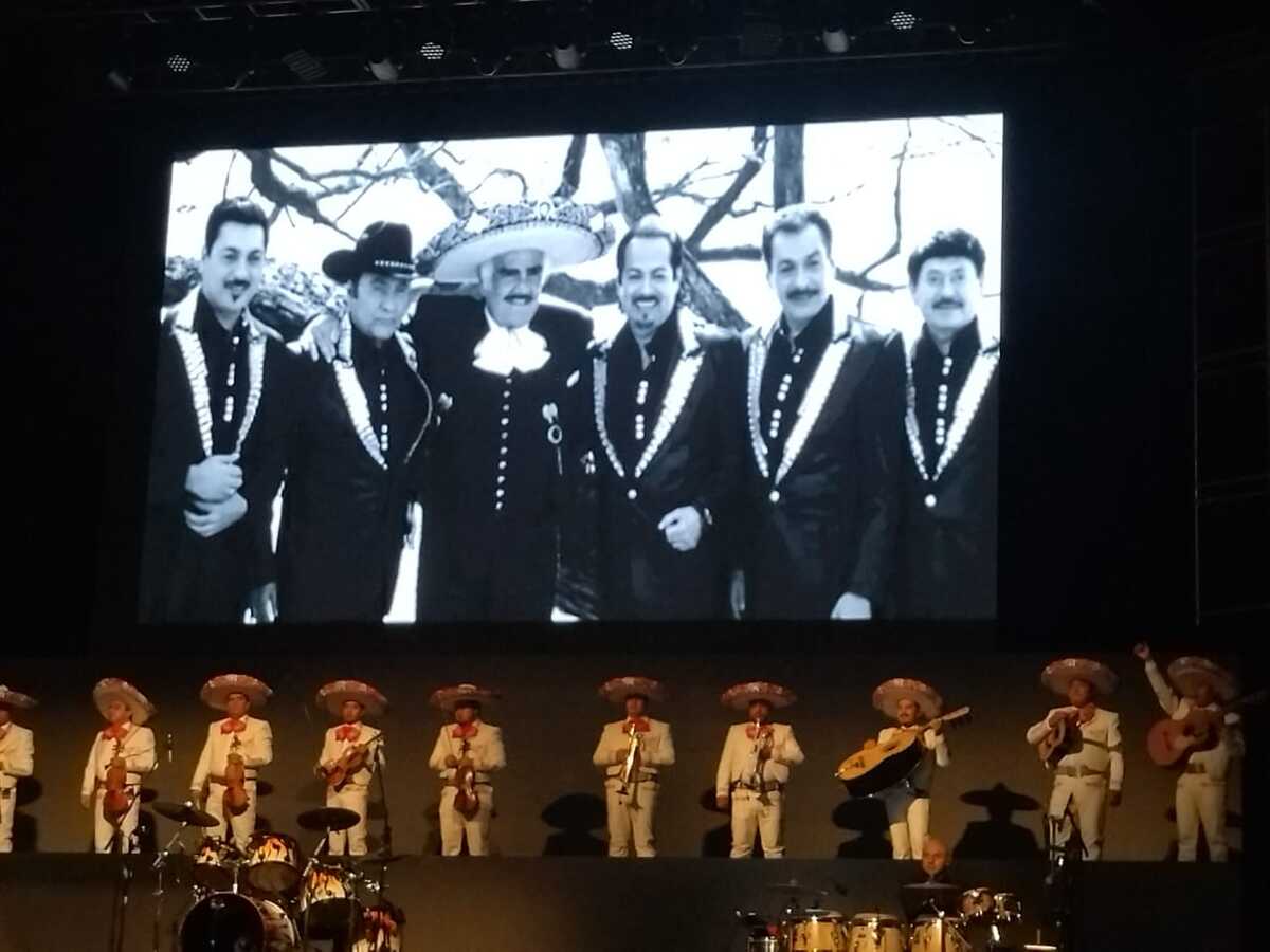 Tigres del Norte homenajean a Vicente Fernández