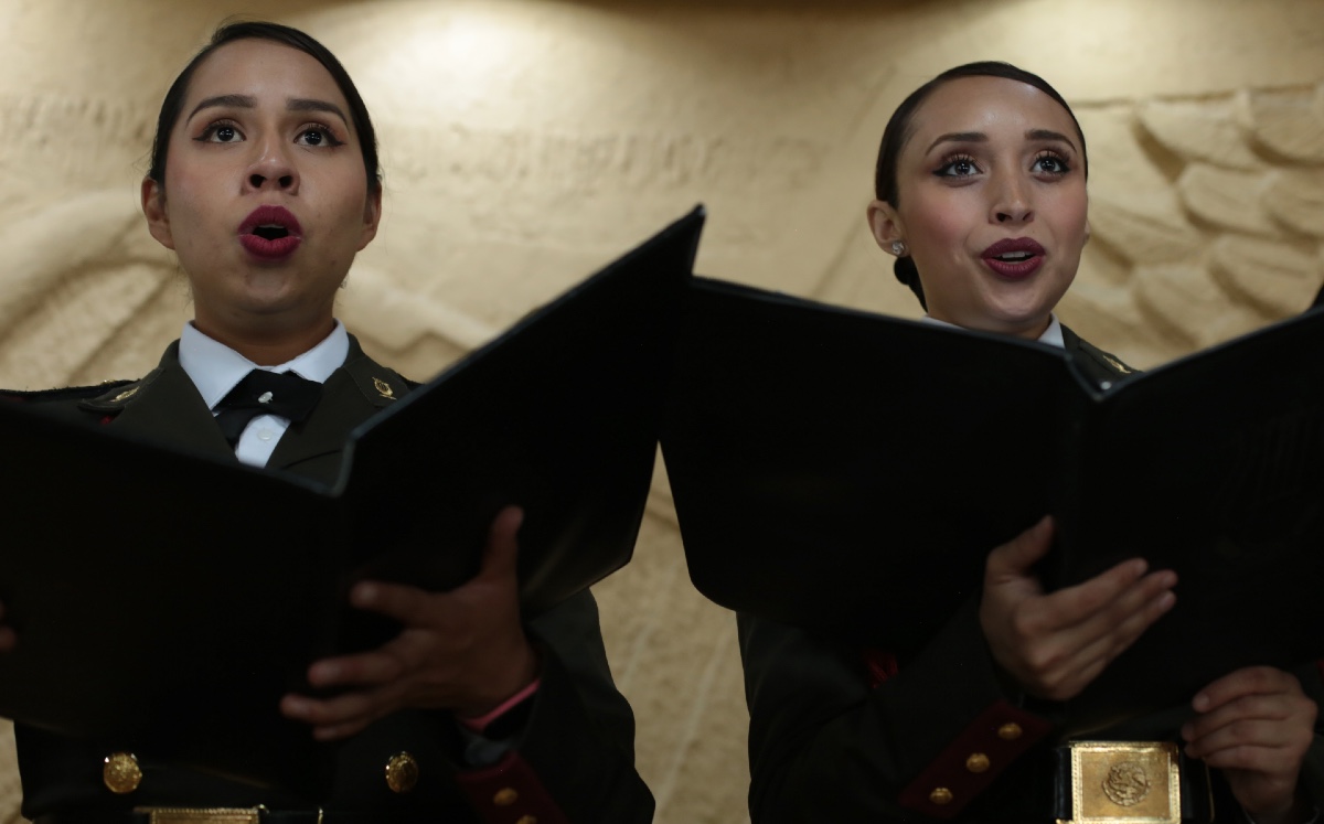 Integrantes del coro de la Sedena cantando