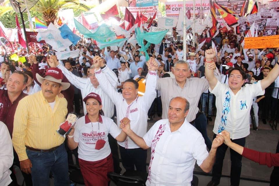 Julio Menchaca en campañas en Progreso de Obregón.
