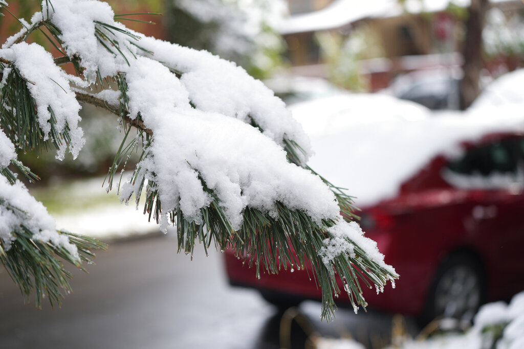 La nieve alcanzó varios centímetros de altura. (AP)