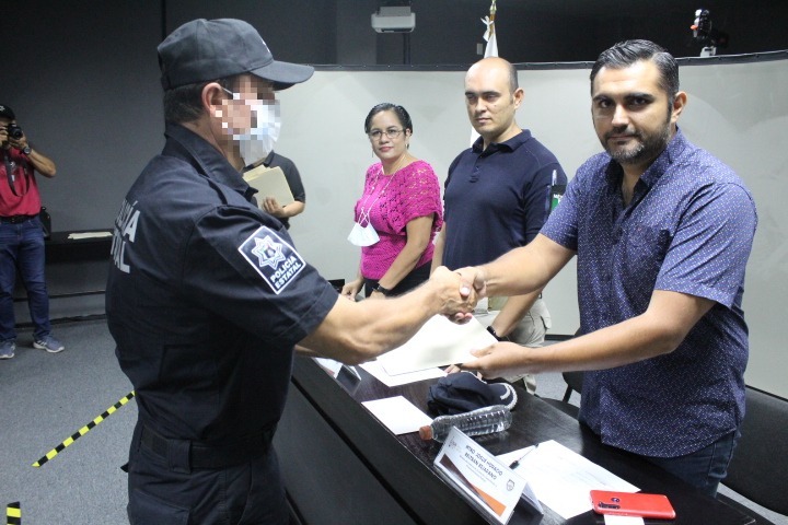 Los policías recibiendo su certificado de media superior. (Especial)