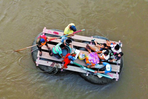 Vista aérea de migrantes que cruzan el río de Guatemala a México. AFP