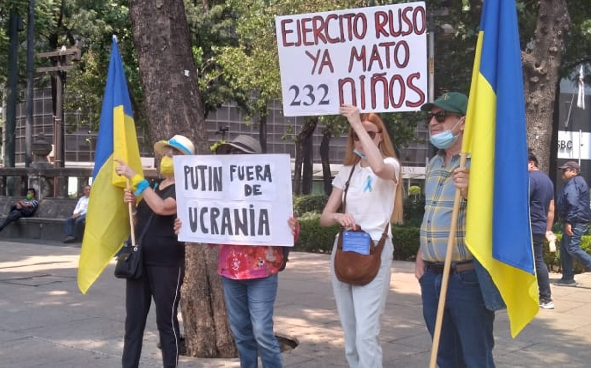 Activistas mexicanos y ucranianos se manifiestan cerca del Ángel de la Independencia
