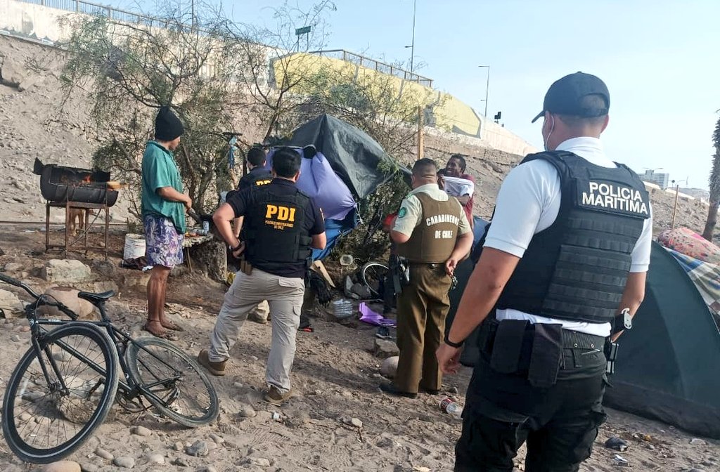 Las autoridades lograron ver a las personas asando la carne del lobo marino. | PDI Chile