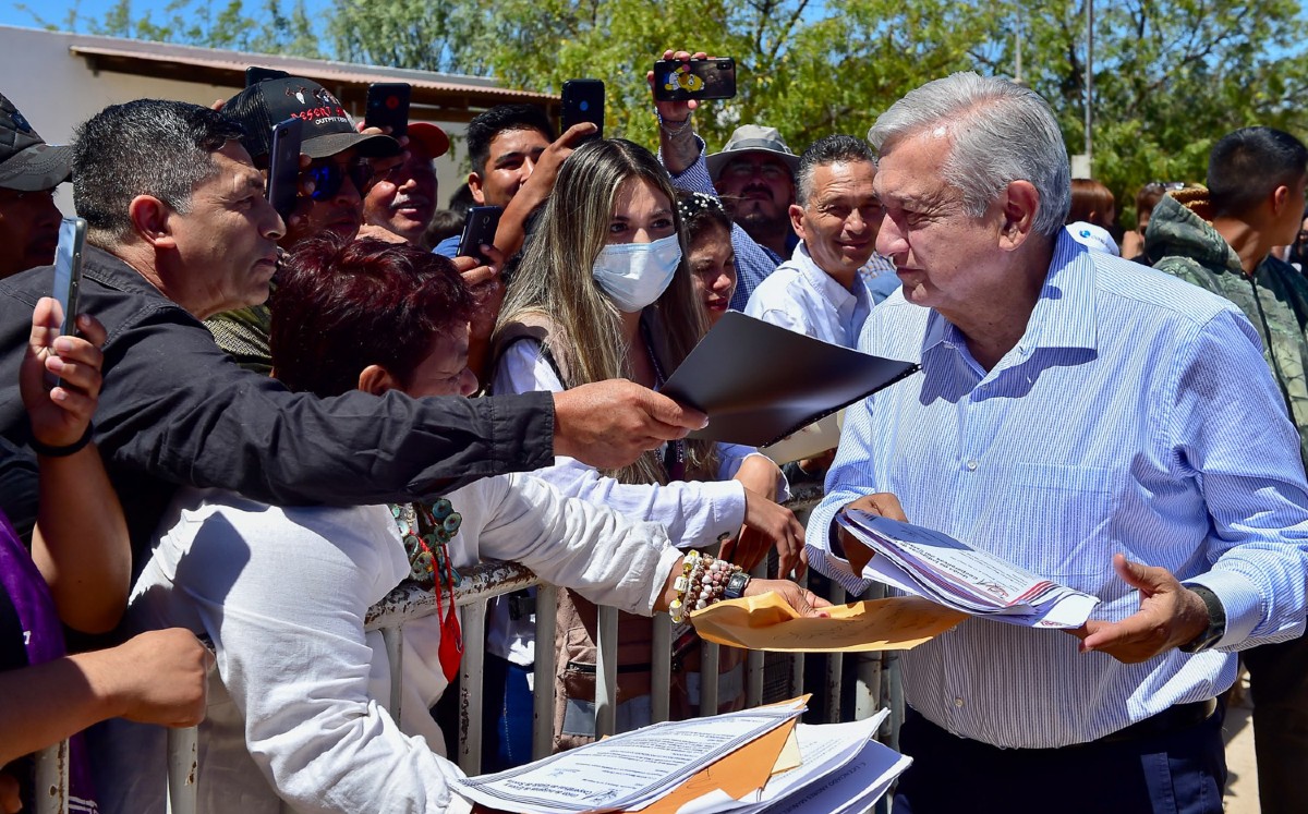 El Presidente se mostró contento, se dejó tomar fotografías y firmó autógrafos. | Especial
