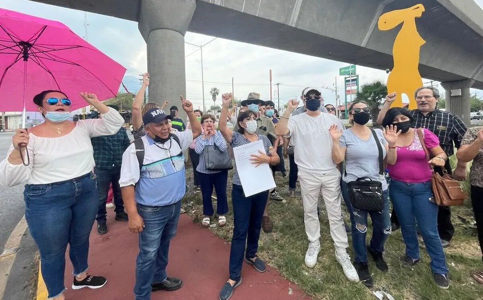 Protestan en Mitras Centro por falta de agua potable. Foto: Víctor González