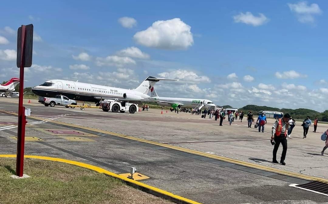 Explota turbina de avión de Viva Aerobus en Villahermosa