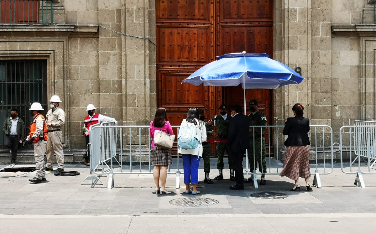 Los militares que resguardan la entrada le impidieron la entrada al funcionario. | Pedro Domínguez