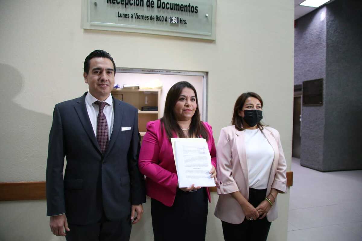 Hoy presentaron su propuesta a la Oficialía de Partes del Congreso local. Foto: Jorge López