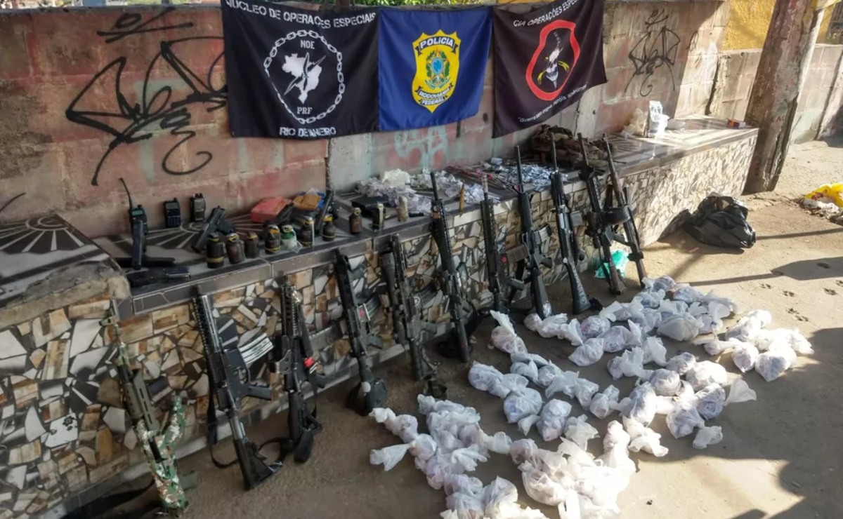 Los agentes incautaron armas en el operativo. | Foto publicada en G1