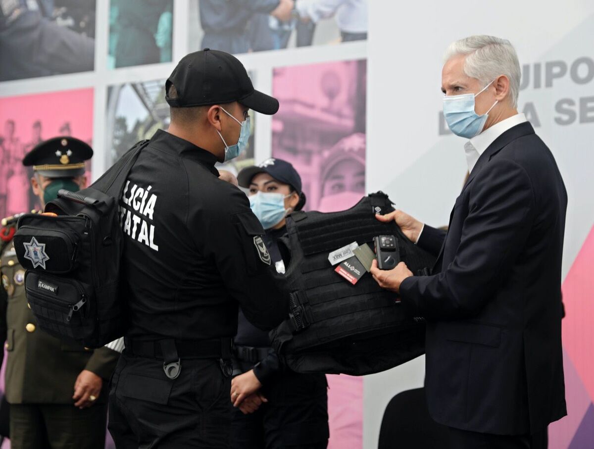 Alfredo del Mazo entrega equipamiento a la policía
