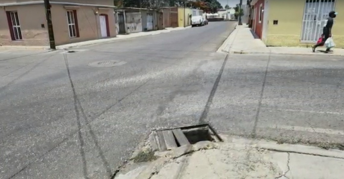 Una de las coladeras afectadas por el robo de alcantarillas en Oaxaca | especial