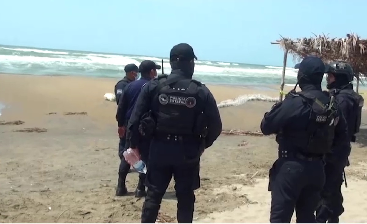 Continúa la vigilancia en el mar de Agua Dulce, Veracruz, tras la volcadura de la lancha con migrantes. | Reuters
