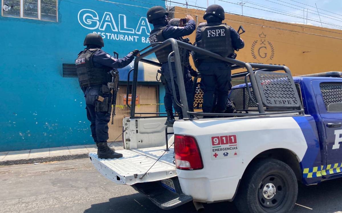 Elementos de seguridad mantienen vigilancia tras ataque en bar de Celaya. Wendoline Adame.-