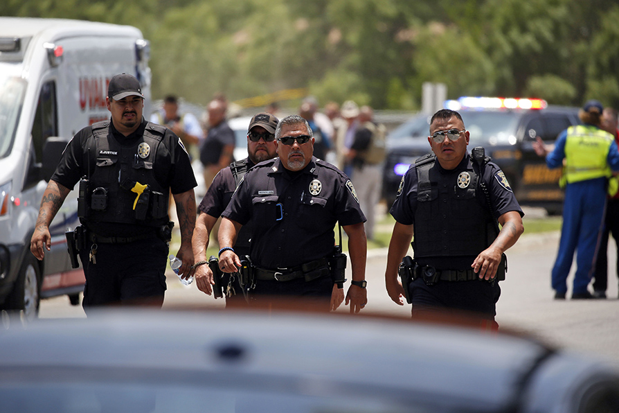 La escuela informó a los padres de familia que los estudiantes fueron trasladados al Centro Cívico Willie Deleon. |AP