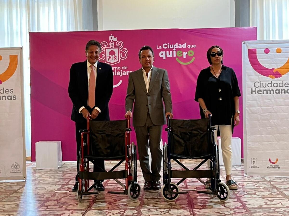 Frangie cumple apuesta con Lemus tras Clásico Tapatío y dona 10 sillas al DIF Guadalajara (Karla Victoria Rodríguez)