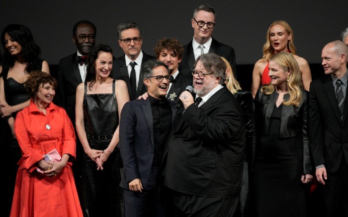 Guillermo del Toro y Gael García cantan una ranchera en Cannes (AP).