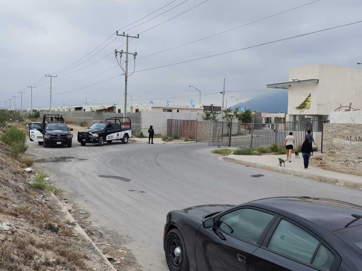 El homicidio fue descubierto alrededor de las 9:00 horas junto a un camino de terracería al final de la calle Villa Azul. Foto: Agustín Martínez