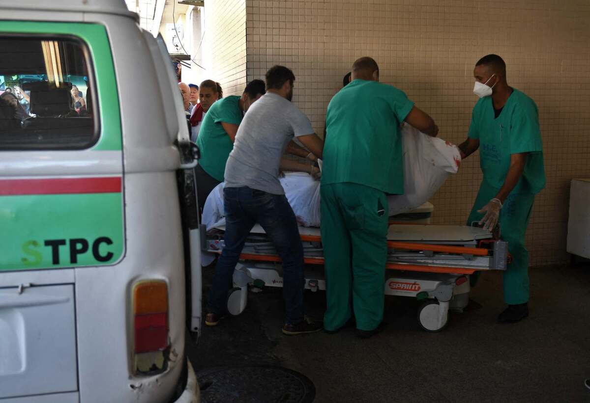 Las personas salían en ambulancias de la favela (AFP)