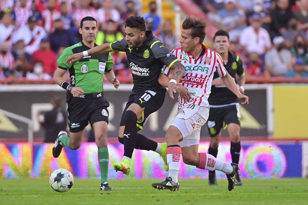 El 'Oso' González suplirá la baja de Sergio Flores en Chivas