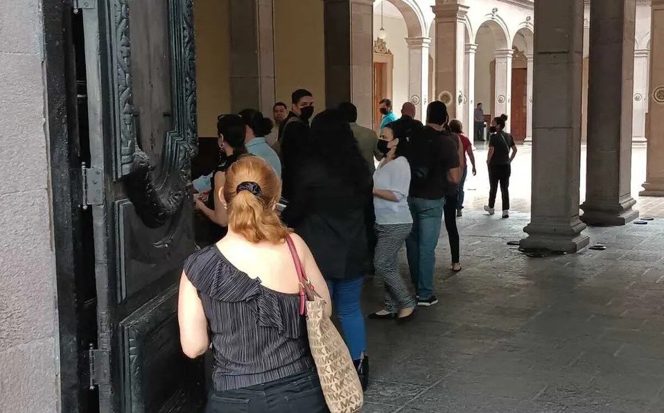 Padres de alumnos de Instituto Las Brisas se reúnen con secretaria de Educación de NL. Foto: Israel Santacruz