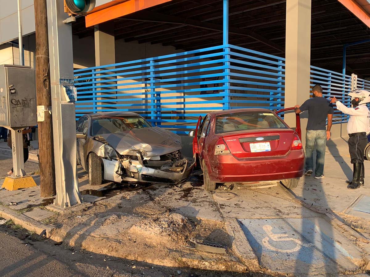 Según el peritaje la responsable fue la conductora de el auto gris. (Milenio Digital)