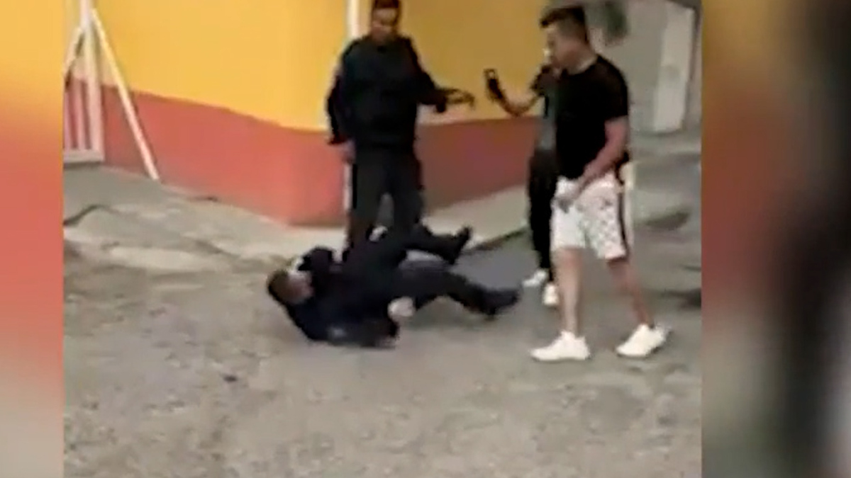 Policía municipal se enfrenta a golpes con habitante de Ecatepec
