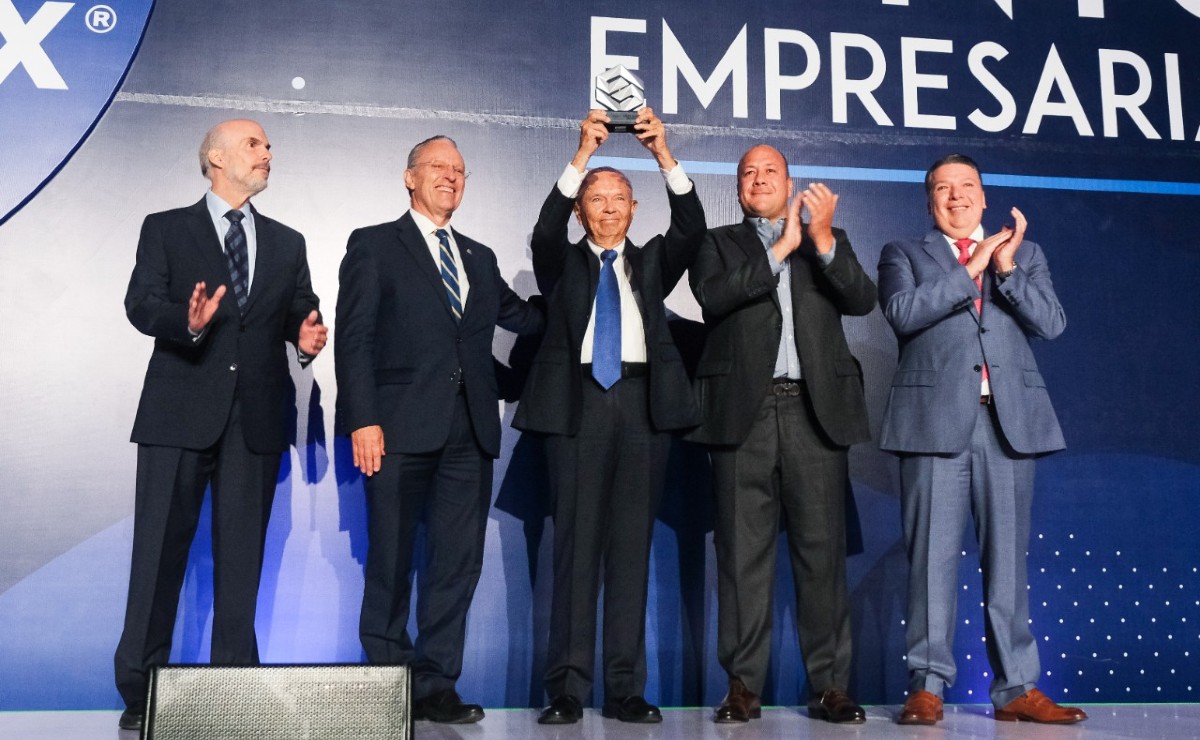 Rinden homenaje a Julio García durante evento Punto Empresarial en Jalisco (Rosario Álvarez)