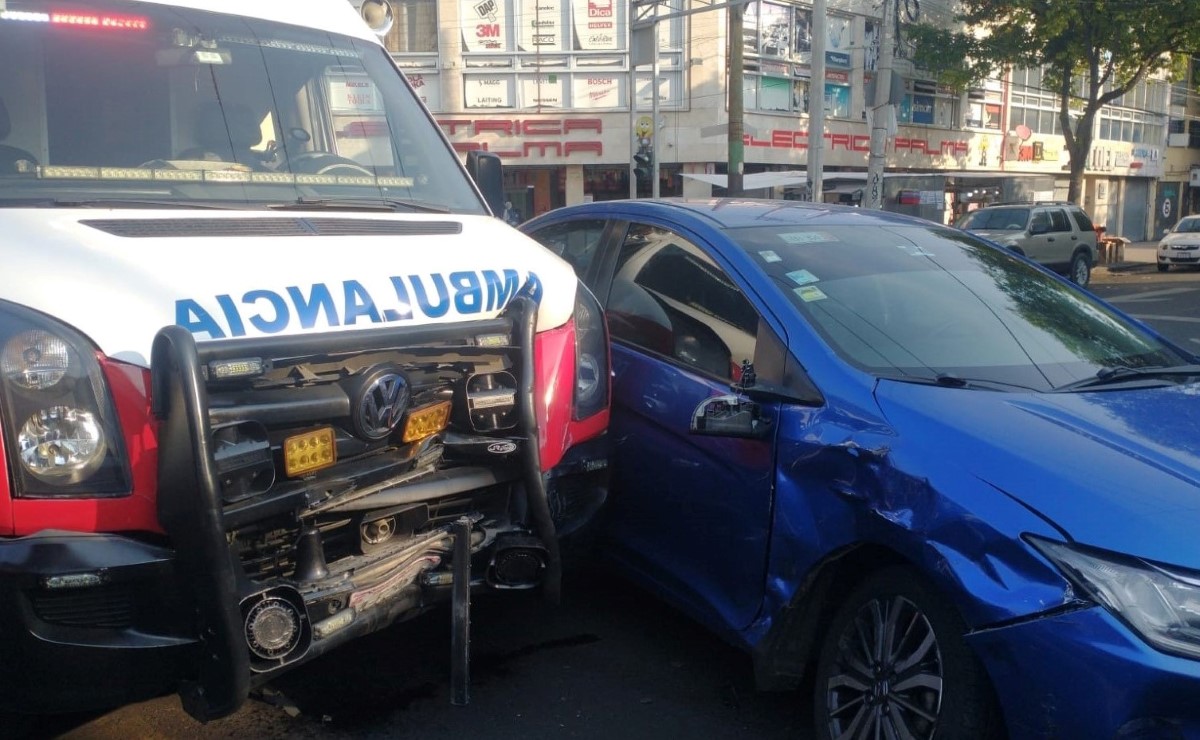 La ambulancia chocó con el auto tras pasarse el alto. | Carlos Tejeda