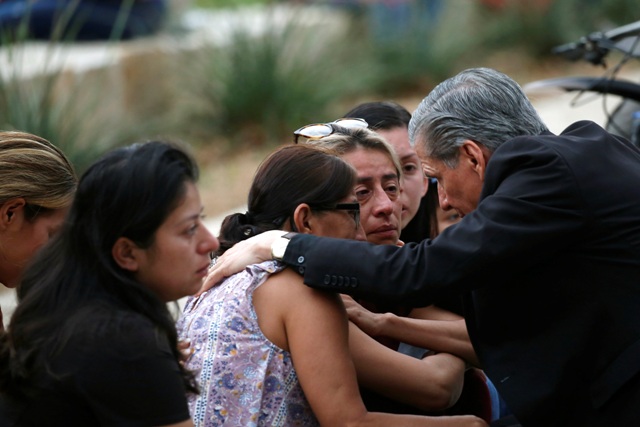 Un arzobispo de San Antonio consuela a las familias de las víctimas. | AP