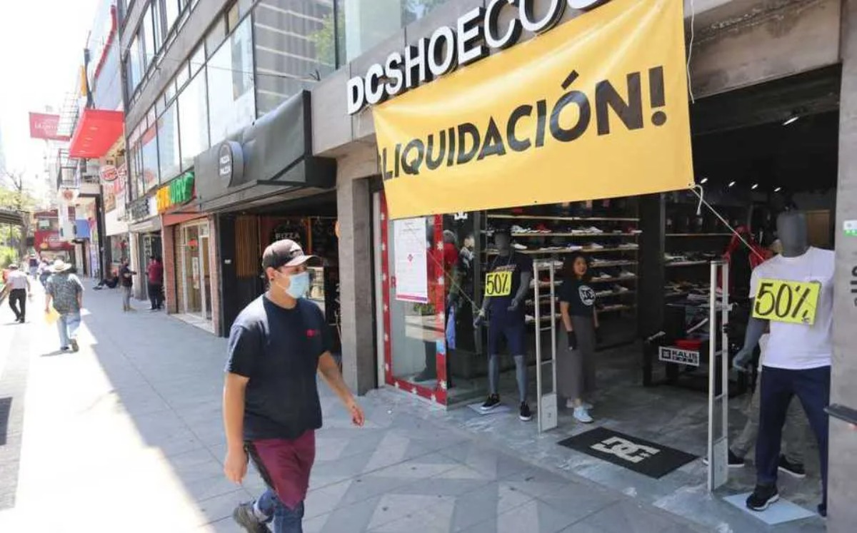 Comercios rematan mercancía para cerrar en centro de Tampico