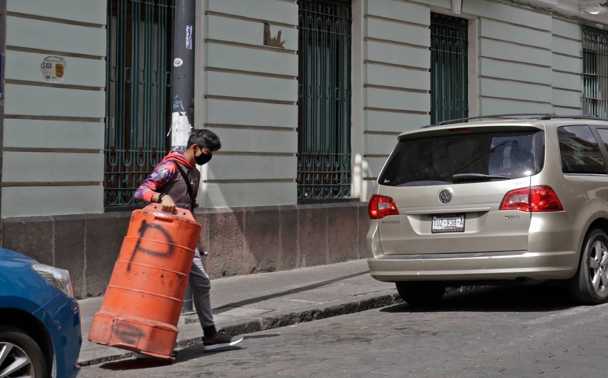 Franeleros realizan el apartado de lugares en Puebla | Agencia Enfoque