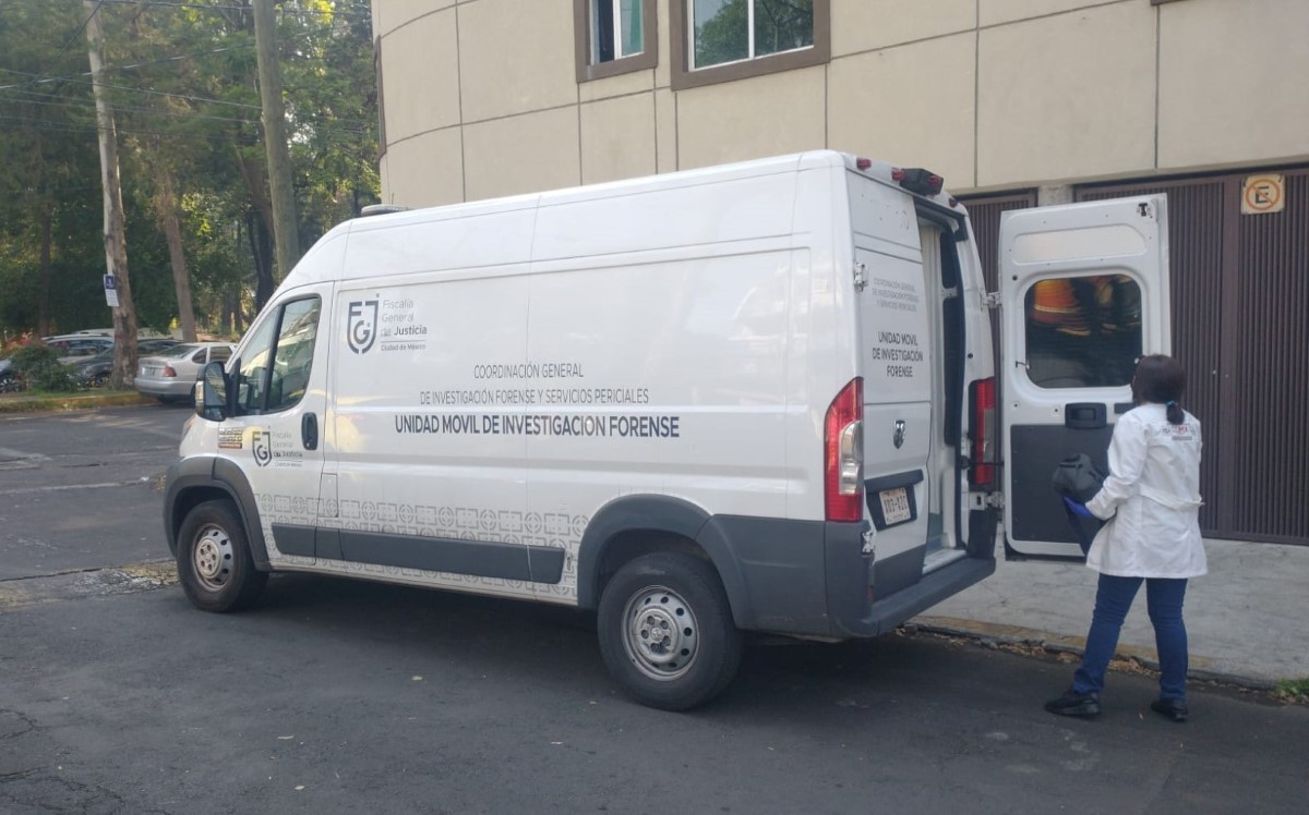 El hombre presuntamente se resbaló y cayó hacia el área de estacionamiento. | Carlos Tejeda