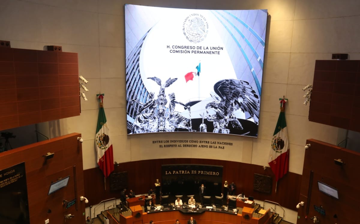 Legisladores guardan minuto de silencio por víctimas de tiroteo en Uvalde, Texas | Octavio Hoyos