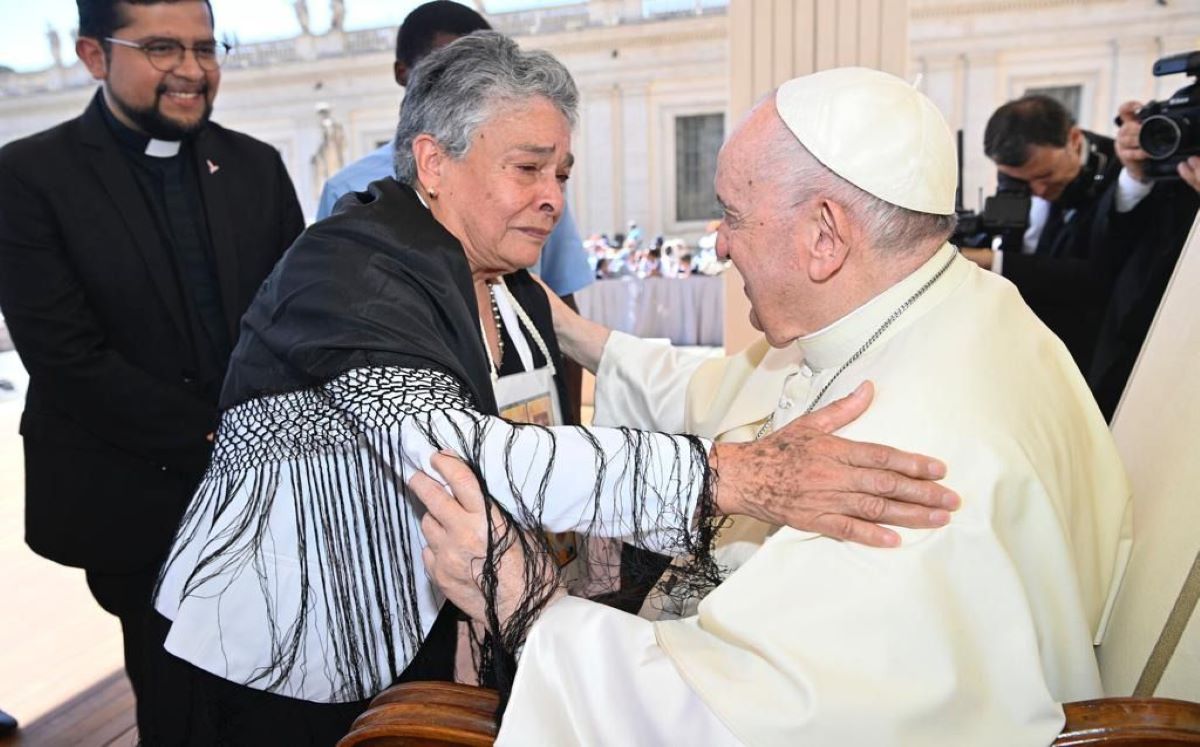 Papa Francisco saluda y bendice a madre de desaparecidos. | Especial