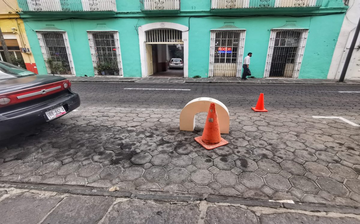 En primer día de prohibición de apartado de lugares, hoteles y restaurantes siguen con esa práctica | Melanie Torres